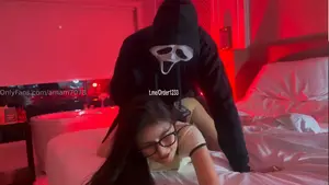 คลิปหลุดโอลี่แฟน น้องแอม amam7078 โดนผีเย็ดเสียวๆเอาควยเสียบปากกดหัวโม๊ครัวๆ กอน-300x450